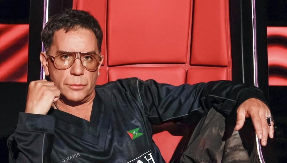 Μαζωνάκης: Το προσωπικό του φοράει μάσκα με το πρόσωπο του και εκείνος άφησε μουστάκι [βίντεο]